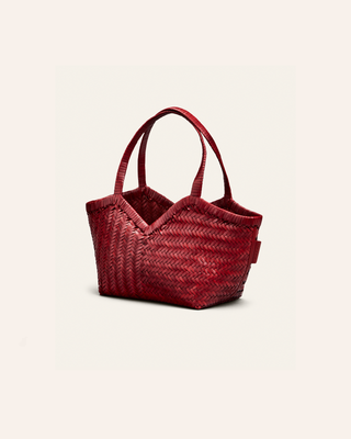 Cala Jade humi S warm red shoulder bag on a beige background seen from the side